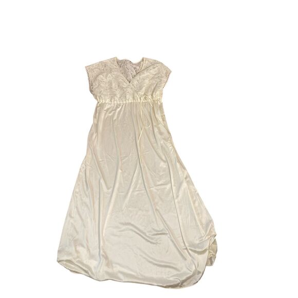 Vintage White Lace Nightgown by Vanity Fair- Size M-GORGEOUS CONDITION!